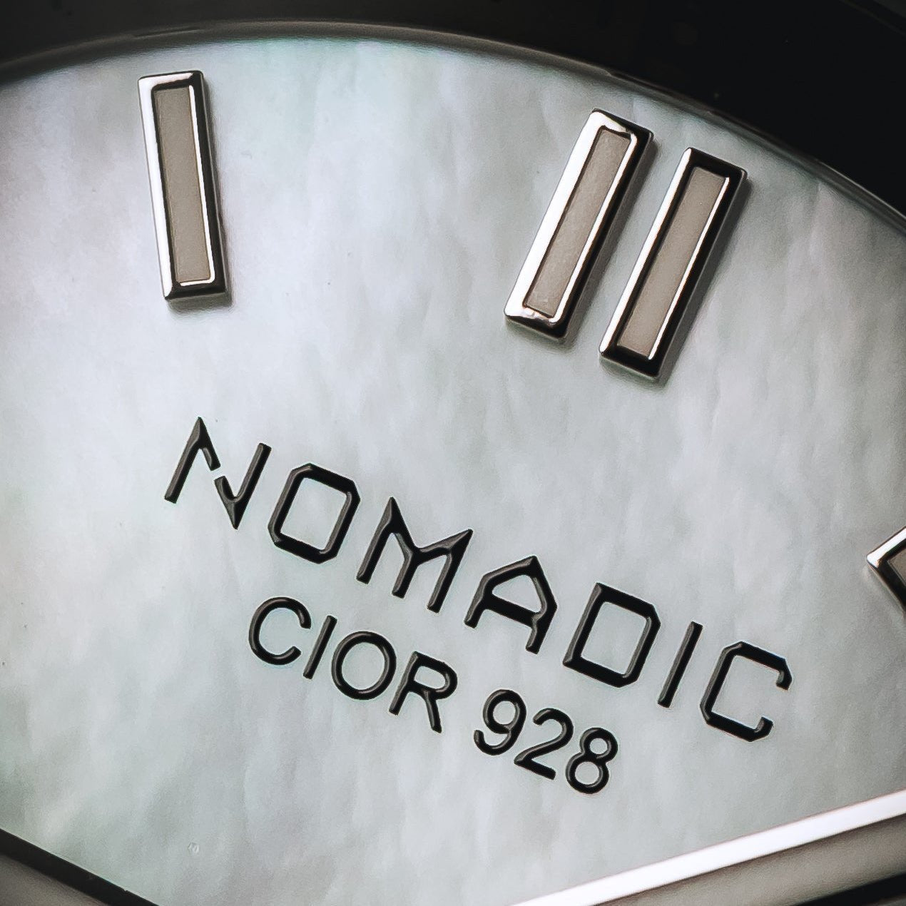 Cíor 928 - Mother of Pearl - Luxury Sports Watch (36mm)