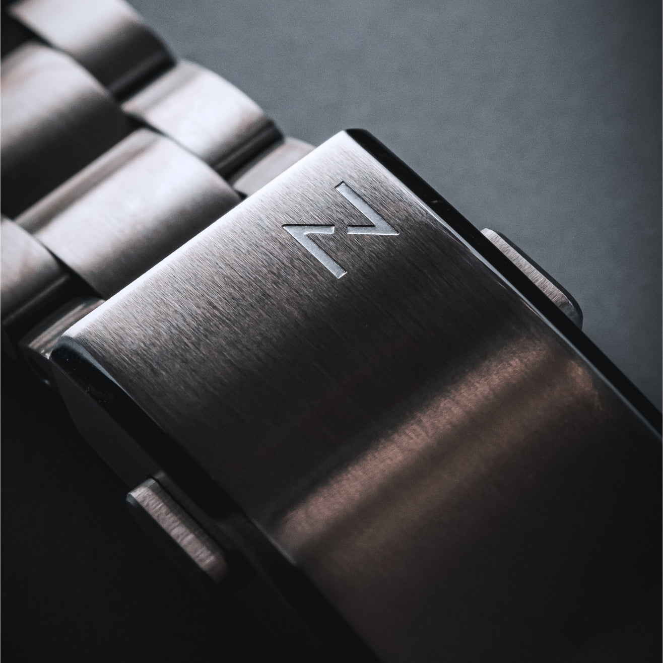 Crimson Dawn - Maraí 401 Compact - 36mm Dive Watch (2026 Edition)