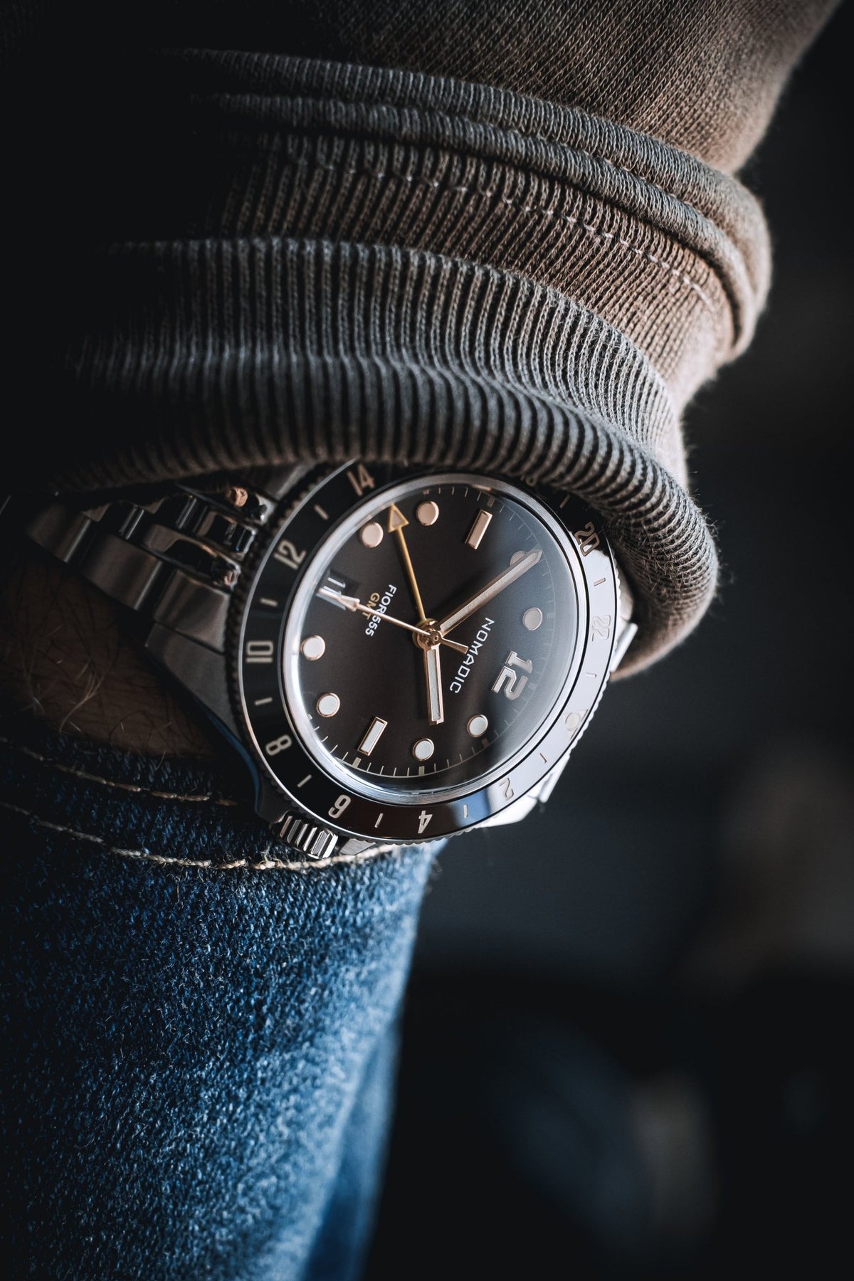 Fíor 555 - GMT Watch (41mm) - Crimson Dawn