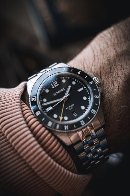 Fíor 555 - GMT Watch (41mm) - Pitch Black and Grey