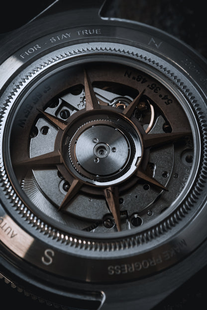 Fíor 555 - GMT Watch (41mm) - Crimson Dawn